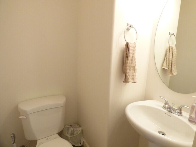 Building Photo - 3 Bd 3.5 Bath 2 Car Garage Townhome in Sandy