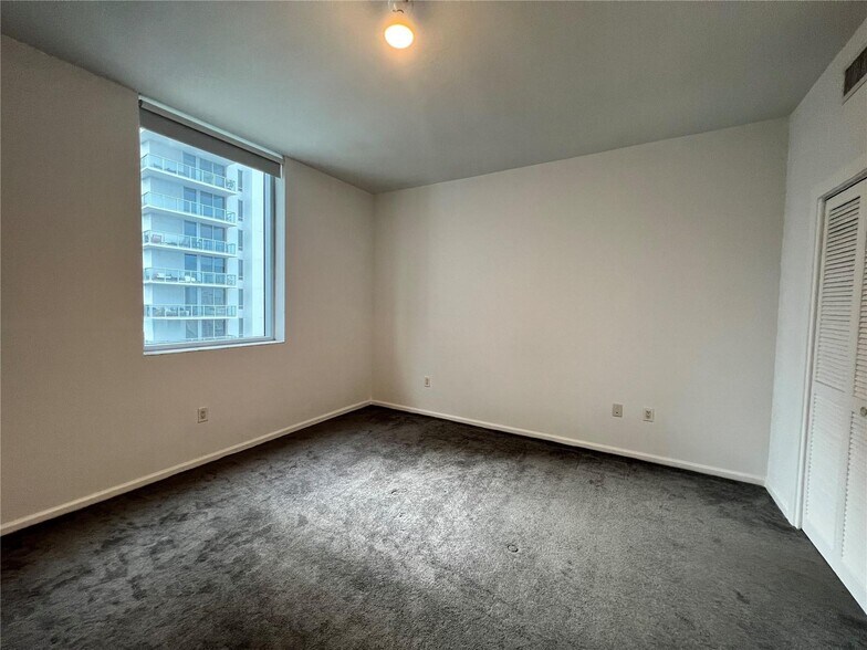 Building Photo - 1060 Brickell Ave