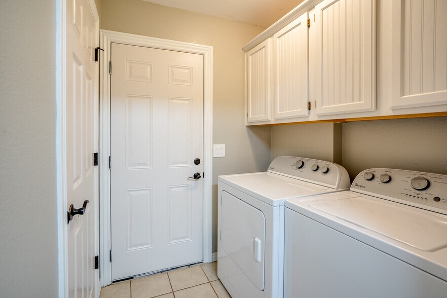 Building Photo - 4015 Glenstone Terrace