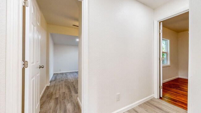 Building Photo - Bright & Clean Single Level FIVE bedroom i...