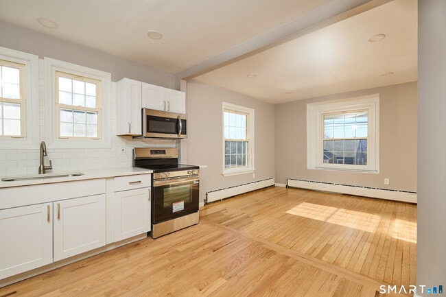 Building Photo - 121 Johnson St