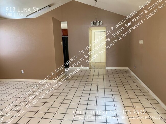 Building Photo - 913 Luna St