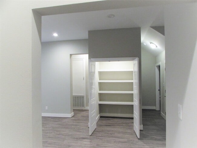 Building Photo - 3249 Dixie Dr