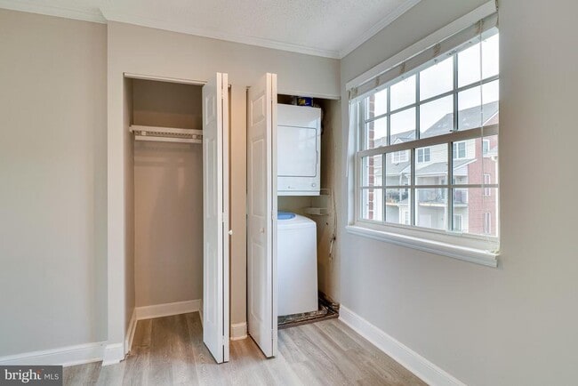 Building Photo - 1708 W Abingdon Dr