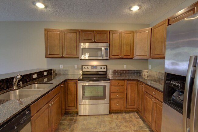 Building Photo - Gorgeous Townhomes