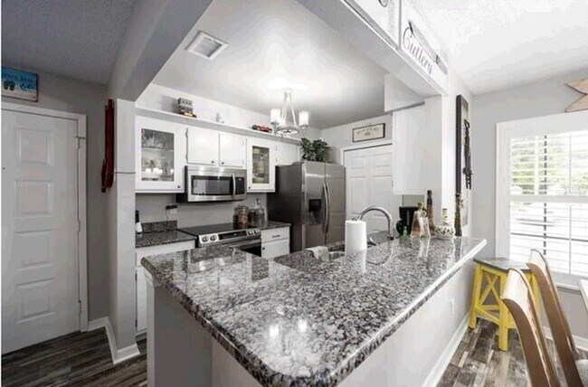 Building Photo - AVAILABLE BY JUNE 1ST-CHARMING 3/2 VILLA I...