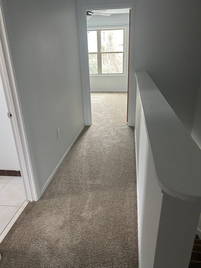 Building Photo - 2 Bedroom/ 1.5 Bath Townhome w/ Washer & Dryer Connection