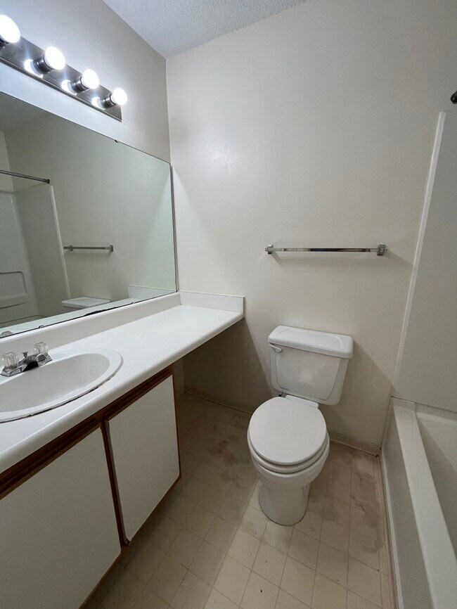 Building Photo - Don't Miss Out! 4 Bed 4 Bath! Washer/Dryer included!