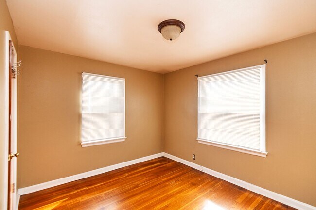 Building Photo - Charming & Spacious Home in Bellefontaine Neighbors – Move-In Ready!