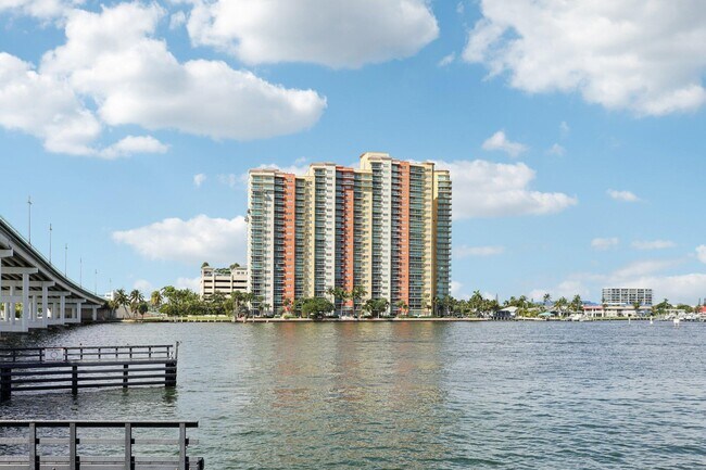 Building Photo - 2640 Lake Shore Dr