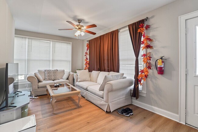 Building Photo - Ewing, NJ – 6BR / 2BA. House near TCNJ. Spacious layout. - Gambourg Properties