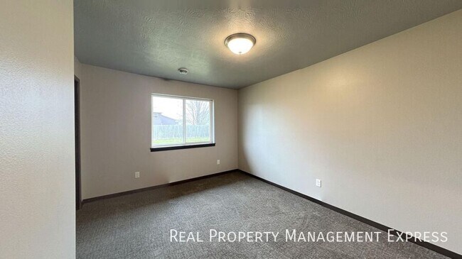 Building Photo - Modern 3-Bedroom Home with Convenience & Style in Harrisburg, SD