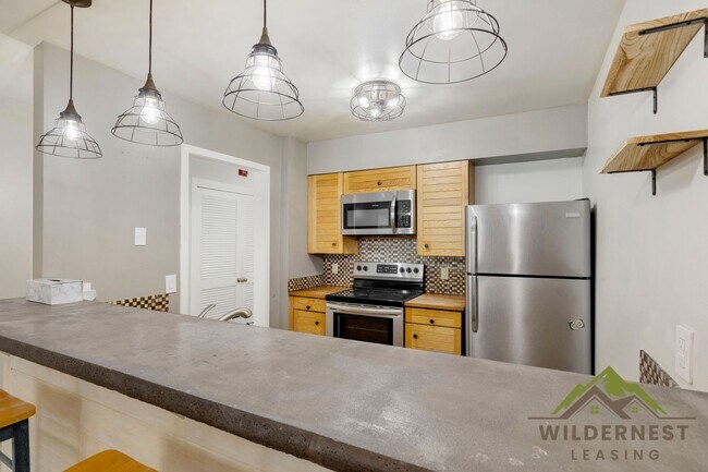 Building Photo - Steps to the Runs, Mountain Views, Spacious Ski Run 1 Bedroom Condo