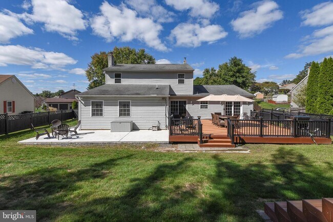 Building Photo - 127 Lark Dr
