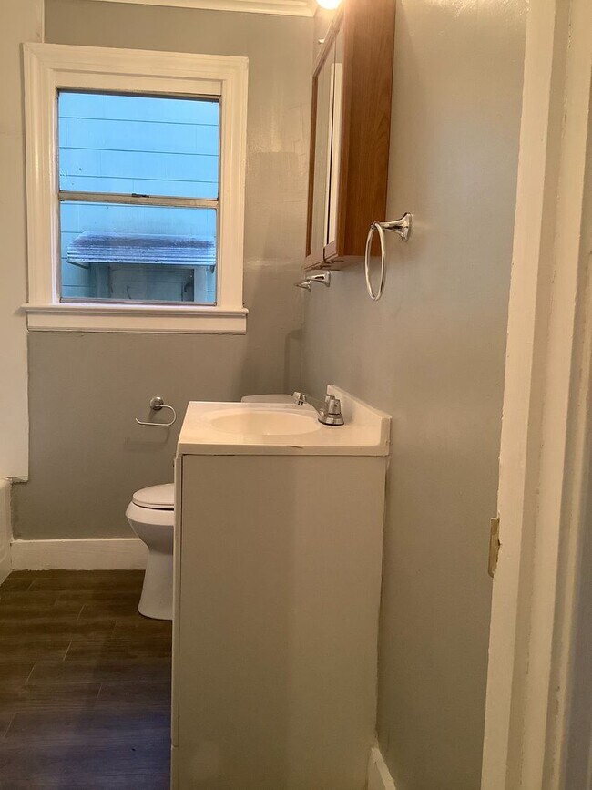 Building Photo - 2 Bedroom 1 Bath available for Rent