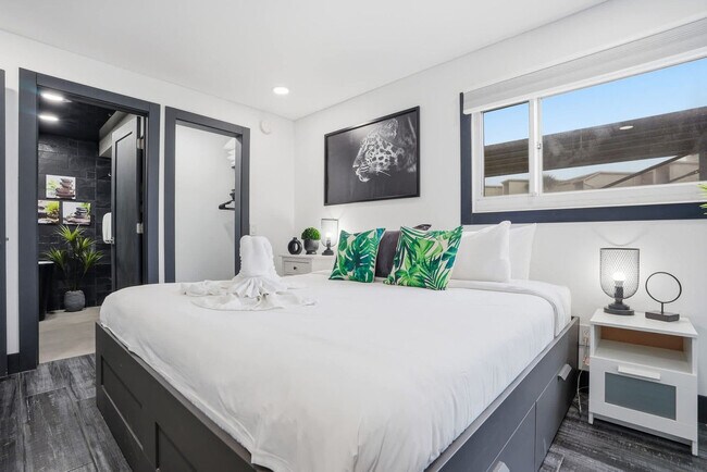 Building Photo - 8743 Thomas Dr