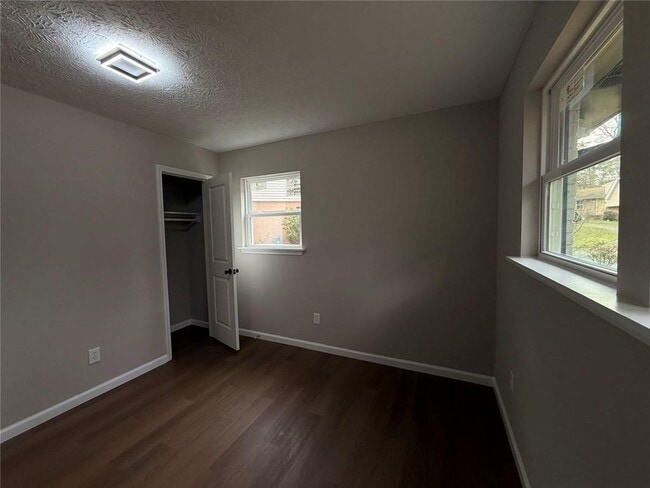 Building Photo - 1055 Pinecrest Dr