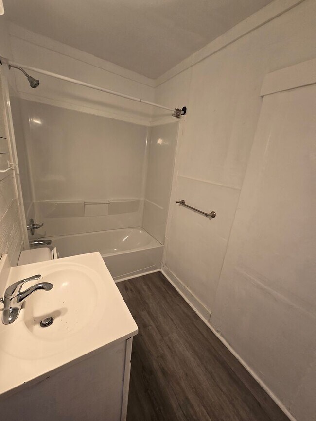 Building Photo - Adorable 3 bed 1 bath house! Spacious unit!