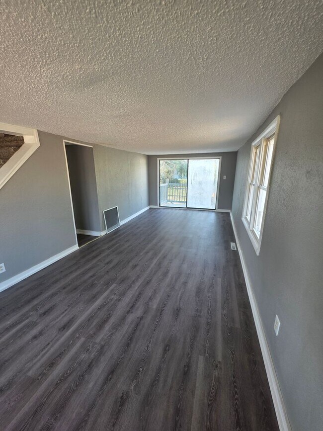 Building Photo - LIMITED TIME**NO APPLICATION FEE**1/2 OFF ...