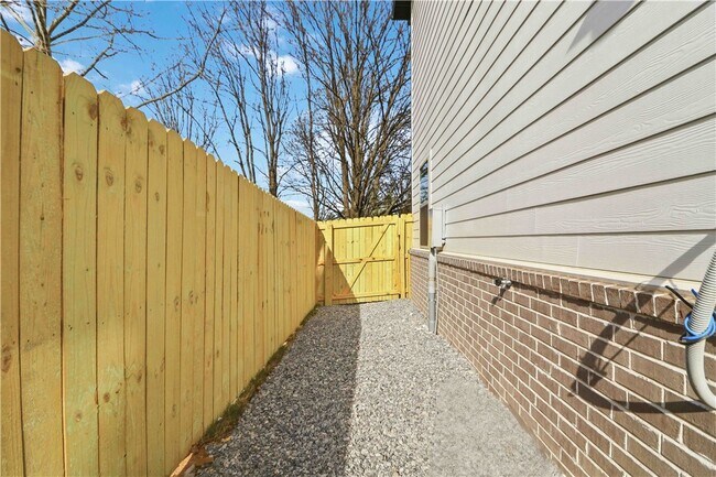 Building Photo - 3406 SE K St