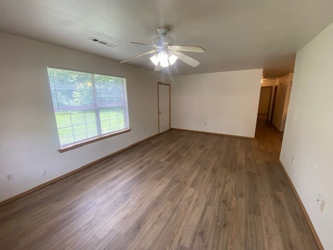 Building Photo - Adorable Duplex with Country Like Setting!