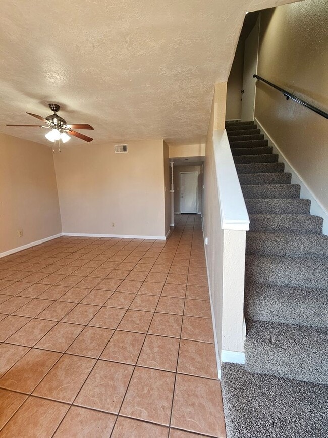 Building Photo - (3) Bed/(1.5) Bath Townhome Avail NOW!