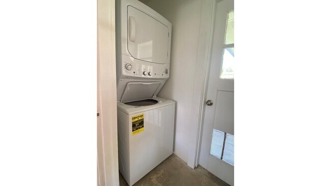 Building Photo - 403 Parkwood Dr