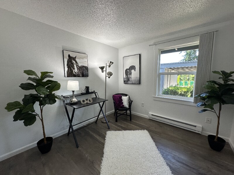 Building Photo - 844 Phoenix St NE