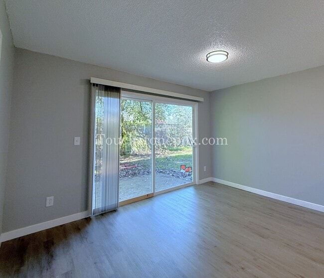 Building Photo - 1 MONTH RENT FREE! Updated 3 BR Apartment with Patio in Portland