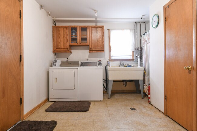 Building Photo - 8629 W Summerdale Ave