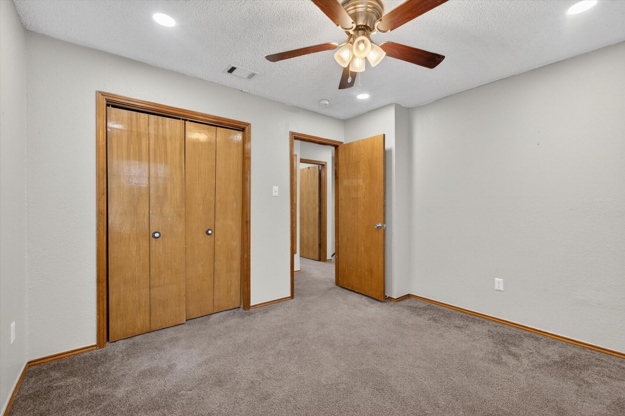 Building Photo - 305 Cambridge Dr