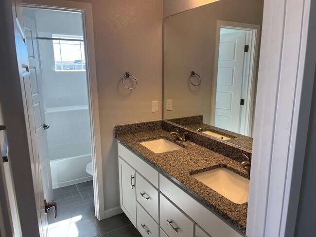 Building Photo - Beautiful Modern 4 Bedroom Home in Superior