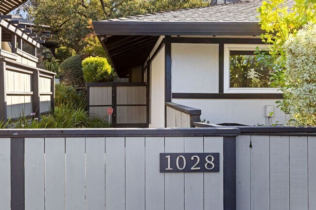 Building Photo - Stylish Condo in Desirable Alta Heights Neighborhood