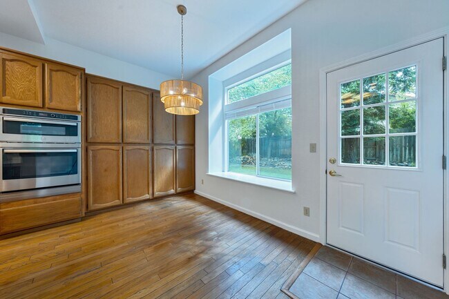 Building Photo - Updated 3 Bedroom Home with 3-Car Garage i...