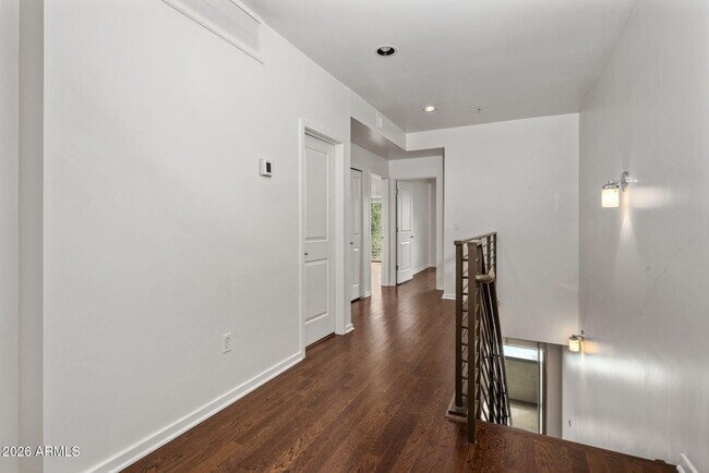Building Photo - 525 W Lakeside Dr