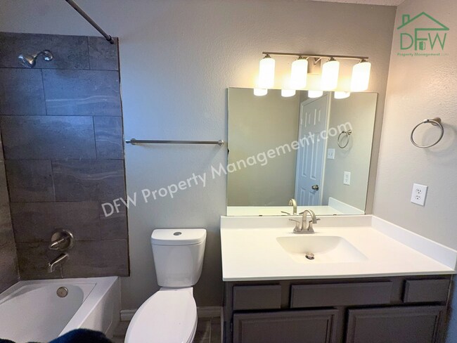Building Photo - For Lease: Beautifully Remodeled 3-Bed Two-Story in Quiet DeSoto Neighborhood