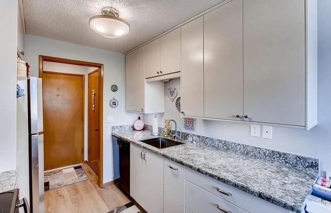 Building Photo - Top-Floor Gem – 2 Bed, 2 Full Bath, W/D, A...