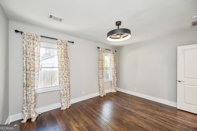 Building Photo - 2775 Glenvalley Dr