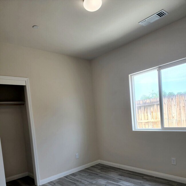 Building Photo - NE Bakersfield 4 bed 2 bath home with sola...