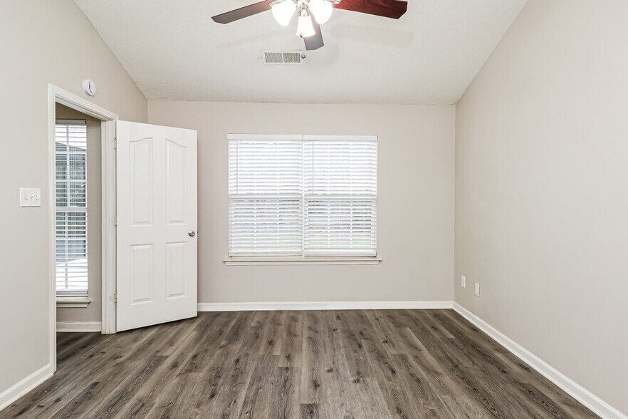 Building Photo - 11518 Larix Dr