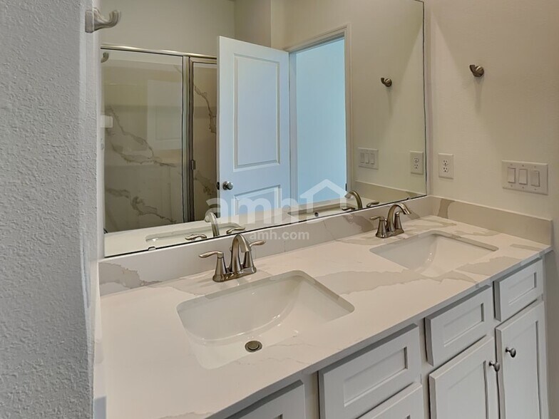 Building Photo - 16438 Cheyanne Ct