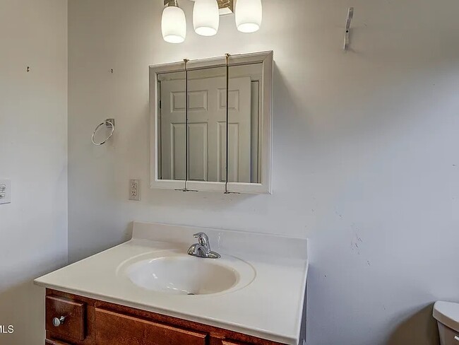 Building Photo - 2 Bed, 1 Bath - Home