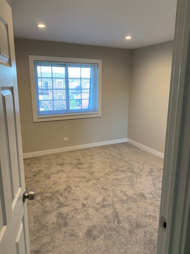 Building Photo - 9382 Bay Colony Dr