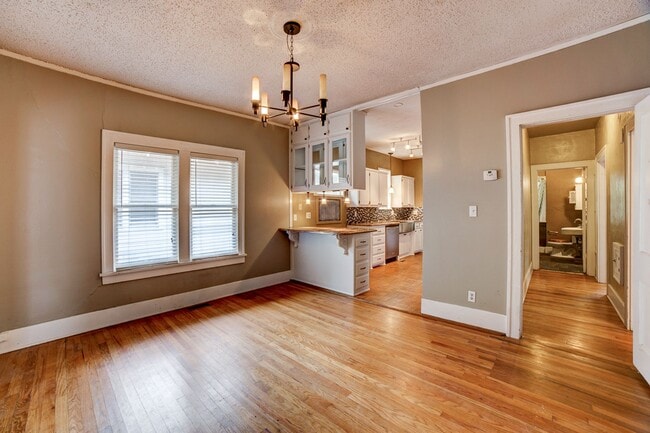 Building Photo - 2 Bed / 1.5 Bath in Midtown close to Utica...