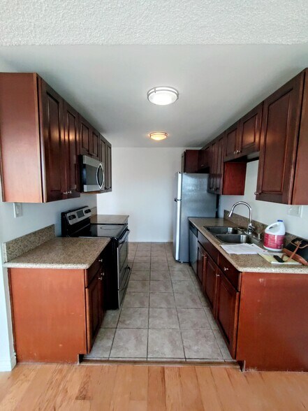 Building Photo - 5950 Canterbury Dr