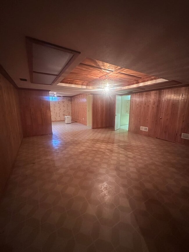 Building Photo - 1002 Juniper Springs Dr