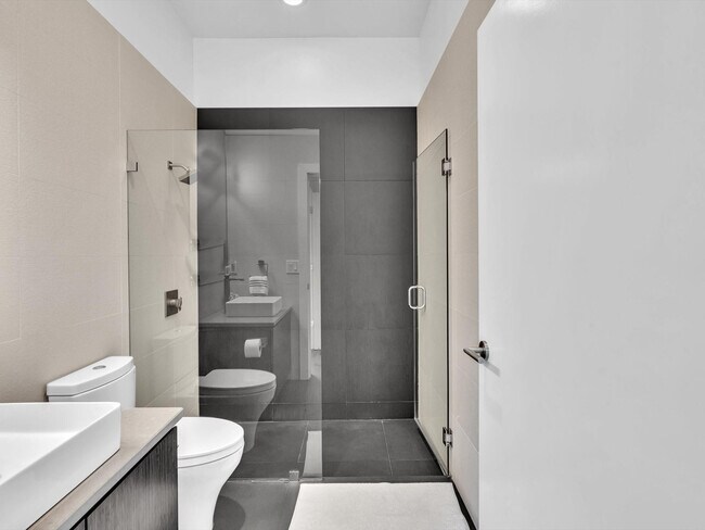 Building Photo - 1640 NE 43rd St