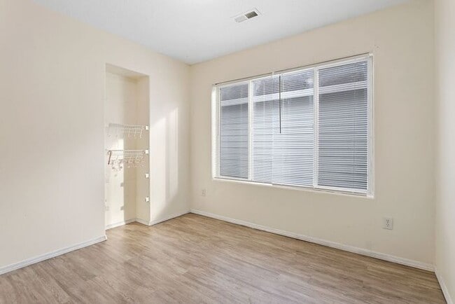 Building Photo - Large 3 bedroom 2.5 Bath Home available so...