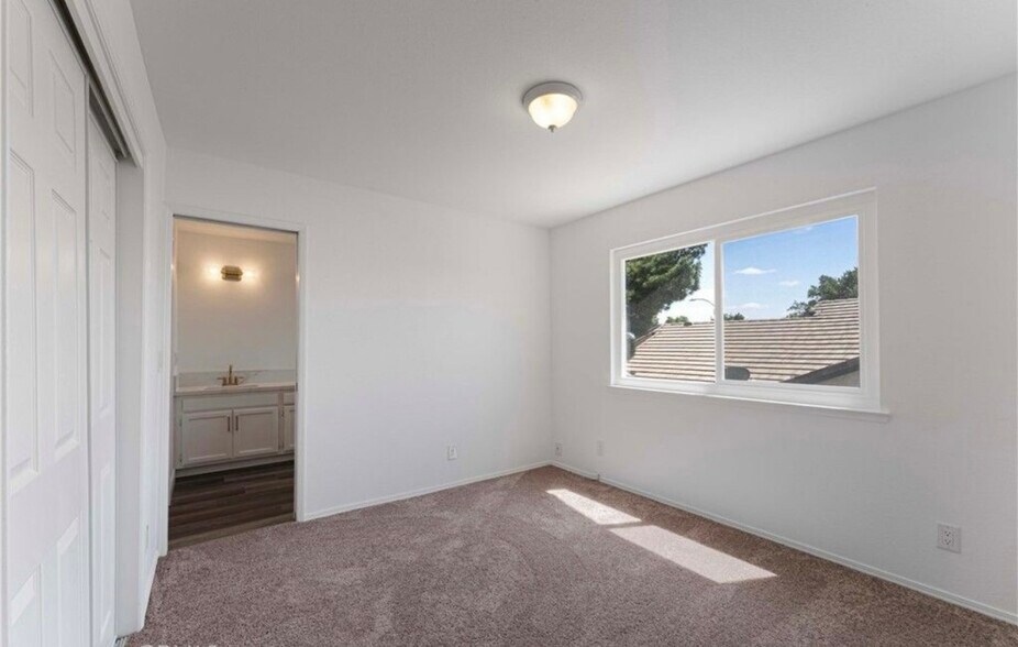Building Photo - 44857 Landau Ave