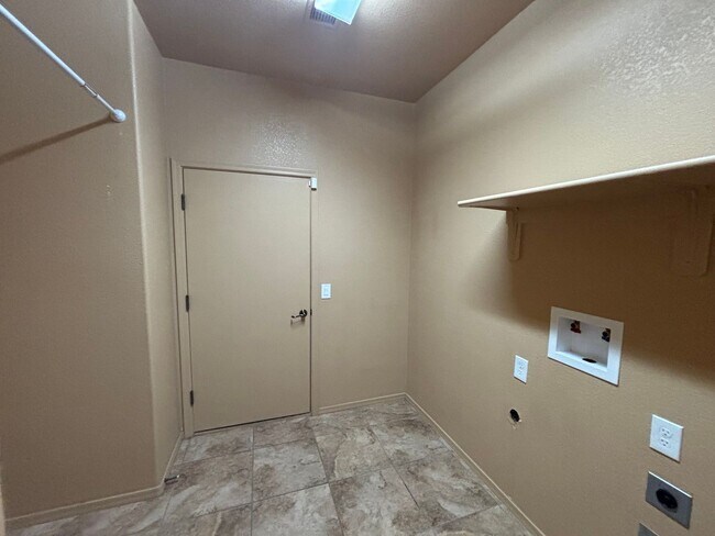 Building Photo - 5558 Wilder Dr